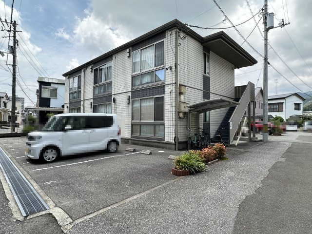 SOUVENIR Aの駐車場