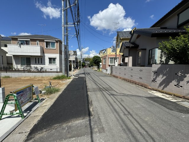松戸市二十世紀が丘美野里町新築戸建【柿ノ木台小学校：8分】の前面道路含む現地写真|北西側前面道路・幅員約6ｍ