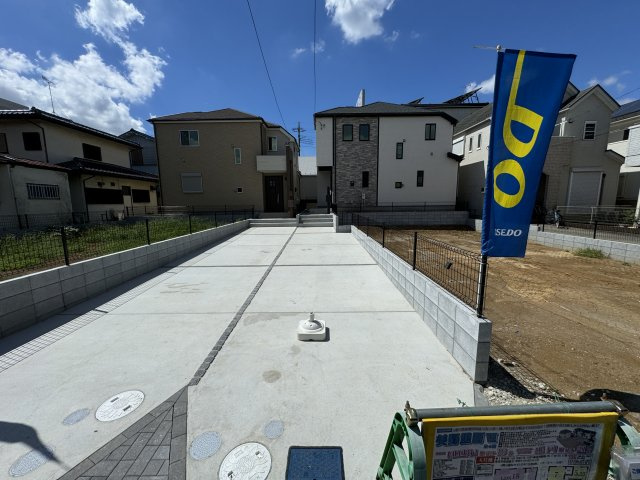 松戸市二十世紀が丘美野里町新築戸建【柿ノ木台小学校：8分】の前面道路含む現地写真|A号棟駐車スペース・縦列２台駐車可