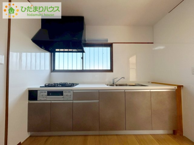 日立市金沢町6丁目　中古戸建のキッチン|ワイドなキッチンスペースなので、2品、3品同時に作れちゃいますね( *´艸｀)