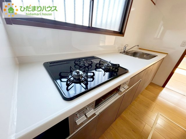 日立市金沢町6丁目　中古戸建のキッチン|3口コンロでお料理する時間も短くなりそうですね(*‘∀‘)