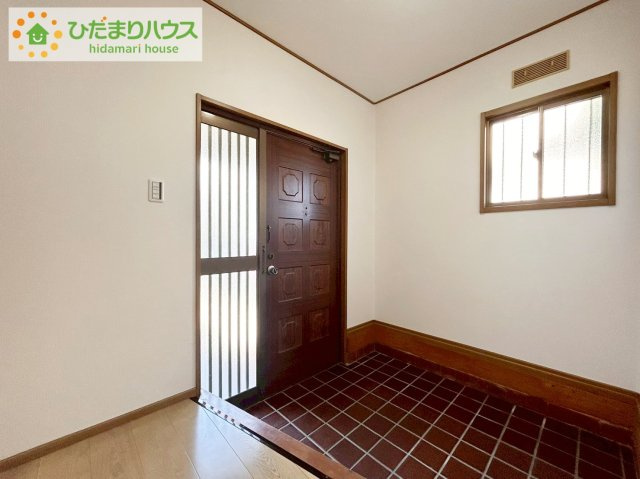 日立市金沢町6丁目　中古戸建の玄関|玄関がひろいので親子で並んで仲良く靴が履けますね(^^)/