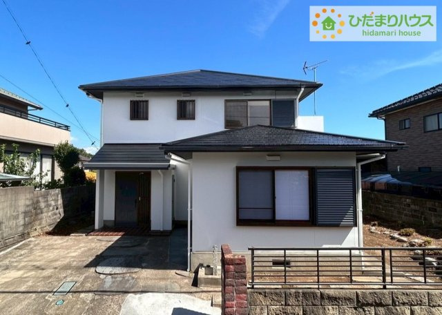 日立市金沢町6丁目　中古戸建の居間・リビング|リビング大きな窓からは、暖かな日の光が降り注ぎます・・・※家具・家電はCGになります。