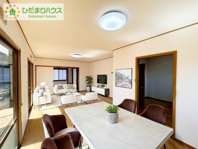 Grace Living 日立｜金沢町6丁目　中古戸建の居間・リビング|リビング大きな窓からは、暖かな日の光が降り注ぎます・・・※家具・家電はCGになります。