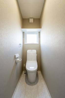 【トイレ】 | ＜FG＞深谷市上野台390フルクラシルB棟 | クロスの張分けを施したチョットお洒落なトイレ◎