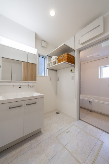 【脱衣所】 | ＜FG＞深谷市上野台390フルクラシルB棟 | 何かと収納する物の多い洗面脱衣場には嬉しい収納棚配置◎