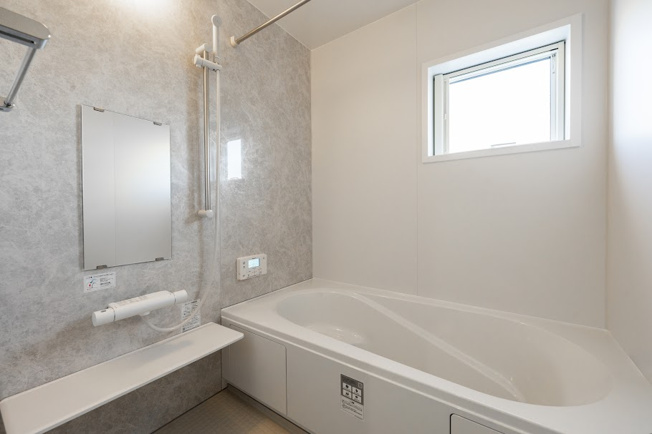 【浴室】 | ＜FG＞深谷市上野台390フルクラシルB棟 | 節水効果もあるエコベンチ付き浴槽。半身浴も楽しめる浴槽です。一日の疲れをしっかりと取ってください◎