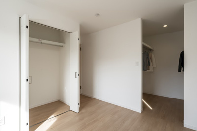 【寝室】 | ＜FG＞深谷市上野台390フルクラシルB棟 | クローゼット+ウォークインクローゼット付主寝室。しっかり収納が出来るので余分な家具は必要ありません