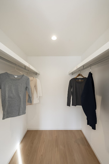【収納】 | ＜FG＞深谷市上野台390フルクラシルB棟 | 主寝室併設のWICスペース。ハンガーパイプ付で収納しやすいのでお洋服を探す時間が省けます◎
