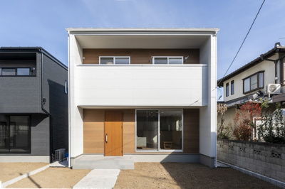 【外観】 | ＜FG＞深谷市上野台390フルクラシルB棟 | 外観。ホワイト×木目の外さないコンビネーション。建売感の無い「ちょっとカッコイイ」分譲住宅の建築です☆