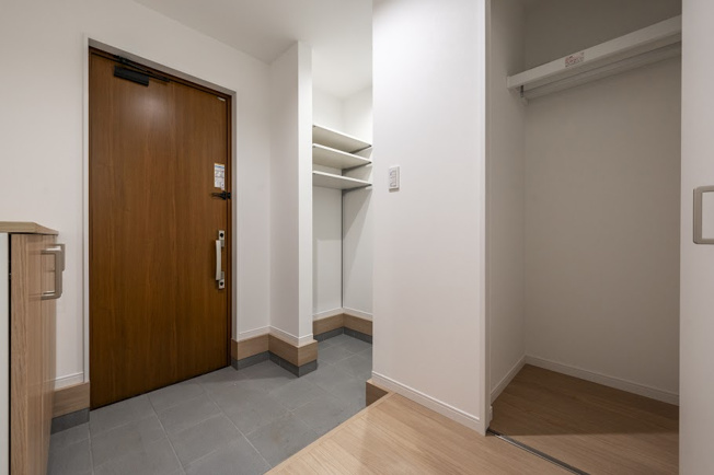 【玄関】 | ＜FG＞深谷市上野台390フルクラシルB棟 | 土間収納付き玄関。履物はもちろんベビーカーや三輪車等収納できる用途多様の収納空間です◎