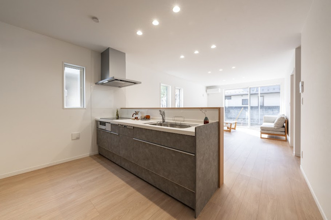 【キッチン】 | ＜FG＞深谷市上野台390フルクラシルB棟 | 「深型」食洗器付キッチン。また、IHヒーター・コンセント付で日々のお料理やお掃除も効率化できます◎