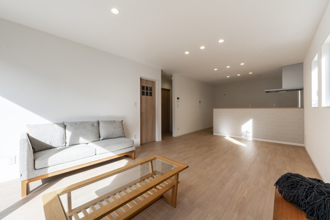 【居間・リビング】 | ＜FG＞深谷市上野台390フルクラシルB棟 | 18帖のLDK。広いだけでなく陽当りも良く明るく開放的なLDK