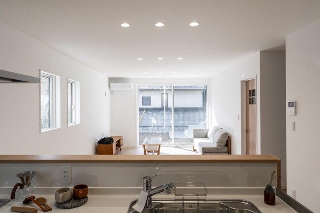 【キッチン】 | ＜FG＞深谷市上野台390フルクラシルB棟 | キッチンからのリビング眺望。掃出し窓から差し込む太陽光を感じながら清々しい気持ちでお料理を楽しめます◎