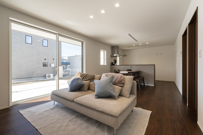 【居間・リビング】 | ＜FG＞深谷市上野台259フルクラシルB棟 | 18帖のLDKスペースを確保。家具を置いても、お客様をお呼びしてもゆとりある空間です。大きめの掃出し窓から降り注ぐお日様の光も◎