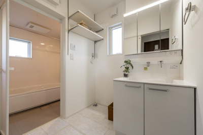 【脱衣所】 | ＜FG＞深谷市上野台259フルクラシルB棟 | 可動棚付洗面所。何かと仕舞うものが多い脱衣所に収納スペースは貴重な存在です！