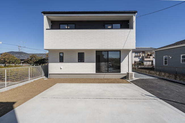 【外観】 | ＜FG＞深谷市上野台259フルクラシルB棟 | ホワイトの外壁をブラックサッシで引き締め、木目調で温かみを差し込んだ高級感を感じる佇まい。