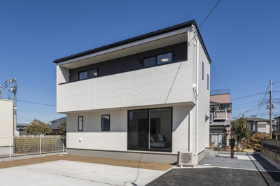 【外観】 | ＜FG＞深谷市上野台259フルクラシルB棟 | 分譲地内道路からゆっくり駐車できるのでストレスフリー◎駐車・出車しやすい位置に駐車場土間を打ってあるのもさりげないポイント◎