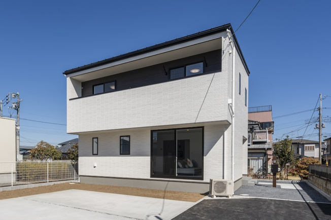 【外観】 | ＜FG＞深谷市上野台259フルクラシルB棟 | 分譲地内道路からゆっくり駐車できるのでストレスフリー◎駐車・出車しやすい位置に駐車場土間を打ってあるのもさりげないポイント◎