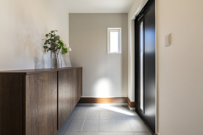 【玄関】 | ＜FG＞深谷市上野台259フルクラシルB棟 | お子様と座りながら靴の脱着をゆったり出来るゆとりの広さを確保しました◎