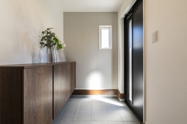 【玄関】 | ＜FG＞深谷市上野台259フルクラシルB棟 | お子様と座りながら靴の脱着をゆったり出来るゆとりの広さを確保しました◎