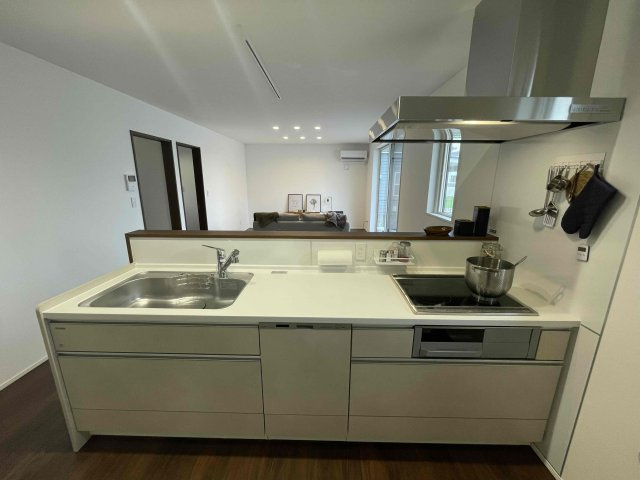 【キッチン】 | ＜FG＞深谷市上野台259フルクラシルB棟 | コンセント・IHクッキングヒーター付きキッチン。ミキサーなどの電源が必要な家電をサッと使えるのは大きなポイント◎IHクッキングヒーターは火事の心配が無く、お掃除もラクラクです◎