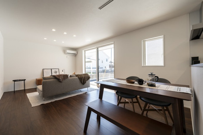 【居間・リビング】 | ＜FG＞深谷市上野台259フルクラシルB棟 | 大きな掃出し窓から降り注ぐお日様のヒカリでポカポカ明るいリビングです◎