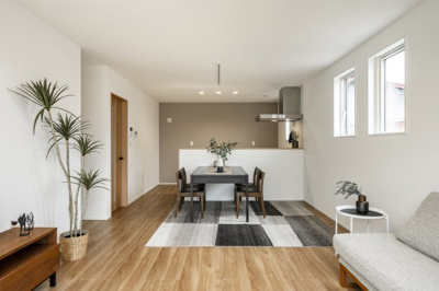 【居間・リビング】 | ＜FG＞本庄市見福4丁目フルクラシル | リビングスルー階段を採用したダイニングキッチン。ご家族の帰宅時に自然と会話が生まれる間取りです