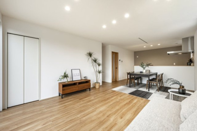 【居間・リビング】 | ＜FG＞本庄市見福4丁目フルクラシル | 南面に配置された掃出し窓は開放感を感じるだけでなく、採光の面でも大活躍です◎