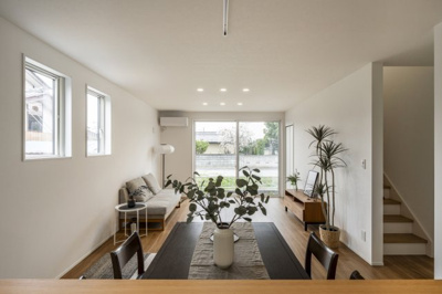 【居間・リビング】 | ＜FG＞本庄市見福4丁目フルクラシル | 南面には大きな掃出し窓。お日様の明かりをしっかり取り入れ暖かく明るいリビングに仕上がります