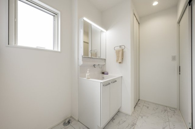 【脱衣所】 | ＜FG＞本庄市見福4丁目フルクラシル | 大容量収納付き脱衣所。広さがしっかり確保されており、小さいお子様やお年を召した方が使う際にも安心です◎