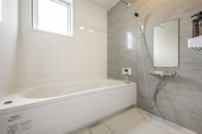 【浴室】 | ＜FG＞本庄市見福4丁目フルクラシル | エコベンチ付き浴槽。節水効果だけでなく半身浴を楽しめる優れモノ◎