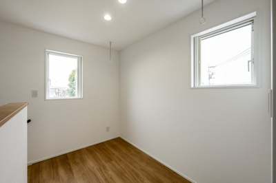 【その他】 | ＜FG＞本庄市見福4丁目フルクラシル | ホスクリーン設置の2階洗濯物干スペース。急な雨降りやアレルギー対策で室内干をされるか方が多いと聞きます。しっかり量を干せる物干しスペースの存在は◎