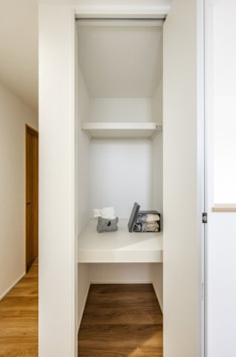 【収納】 | ＜FG＞本庄市見福4丁目フルクラシル | 2階廊下収納。お手洗いのストック品やお掃除用具を収納するのにベストな位置です。