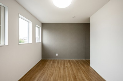 【寝室】 | ＜FG＞本庄市見福4丁目フルクラシル | アクセントクロスをあしらった主寝室。南面に面しており明るく温かい一部屋です