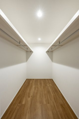 【収納】 | ＜FG＞本庄市見福4丁目フルクラシル | 主寝室に併設の3帖ウォークインクローゼット。枕棚とハンガーパイプがしっかり設置されており、収納量だけでなく収納のしやすさにも配慮されているので使い勝手も◎