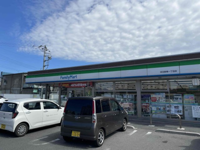 【周辺】 | ＜FG＞本庄市見福4丁目フルクラシル | ファミリーマート本庄駅南1丁目店（徒歩12分・自転車4分）。当物件から本庄駅迄行く途中にあるので、買い物に便利なのは言うまでもなく防犯上も安心です