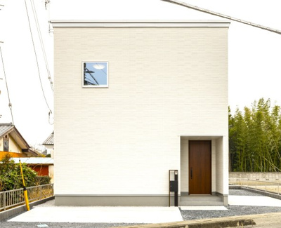 【外観】 | ＜FG＞本庄市見福4丁目フルクラシル | ホワイトの外壁にブラウンの玄関ドアを採用。凛と佇む一邸。