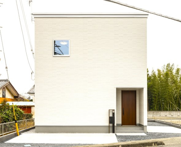 【外観】 | ＜FG＞本庄市見福4丁目フルクラシル | ホワイトの外壁にブラウンの玄関ドアを採用。凛と佇む一邸。
