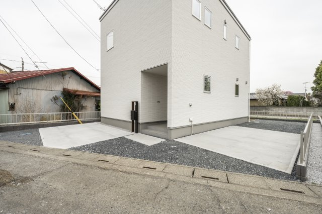 【駐車場】 | ＜FG＞本庄市見福4丁目フルクラシル | 合計3代駐車可能なスペースを確保。利便性の高い見福エリアで駐車3台可能は◎