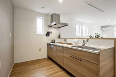 【キッチン】 | ＜FG＞本庄市見福4丁目フルクラシル | 木目のデザインで温かみのあるキッチン。