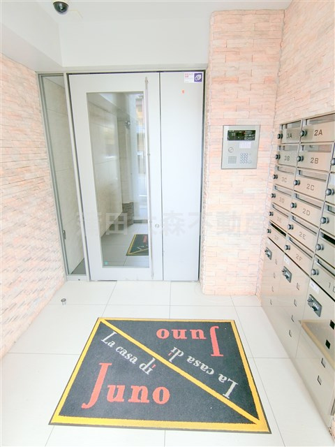La casa di junoのエントランス|防犯カメラTVモニター付オートロック　エントランス　メールBOX宅配BOX