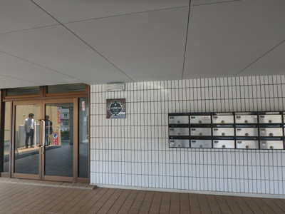 【エントランス】 | グラードビュウ百合丘 | ポストはダイヤル式でセキュリティOK