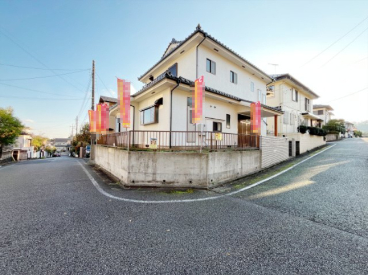 祝：成約済み　八王子市　狭間町　中古戸建の前面道路含む現地写真|角地で開放的です。～仲介手数料無料☆八王子ひなた不動産～八王子市狭間町　中古戸建