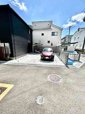 プラム江坂の駐車場