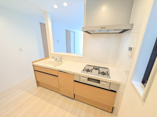 八王子市　丸山町　新築一戸建てのキッチン|～３口コンロと広い調理台でお料理が捗ります～