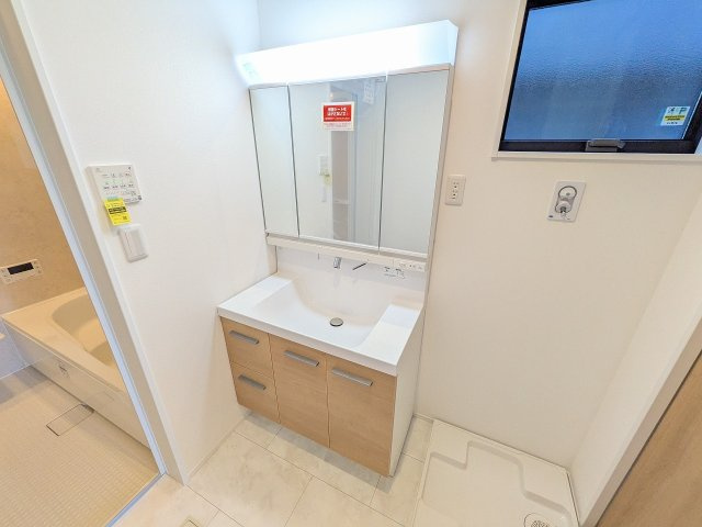 八王子市　丸山町　新築一戸建ての独立洗面台|～３面鏡付きの独立洗面台　細々している物をスッキリ収納出来ます～