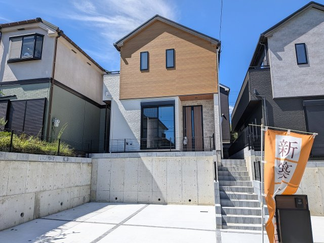 八王子市　丸山町　新築一戸建ての外観|～小宮駅徒歩26分　並列2台駐車可能カースペース付き　6ｍ道路につき駐車もしやすいです～