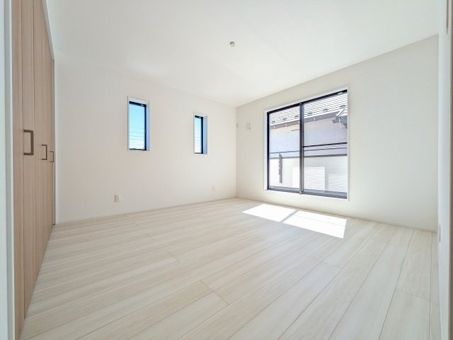 八王子市　丸山町　新築一戸建ての寝室|～2階8.0帖の主寝室　ベッドなど大型家具のレイアウトもしやすい広さです～