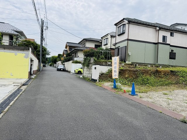 八王子市　丸山町　建築条件なし売地　の前面道路含む現地写真|～東側6ｍ公道に面しています～